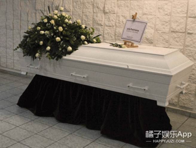 朱莉娅的棺木。