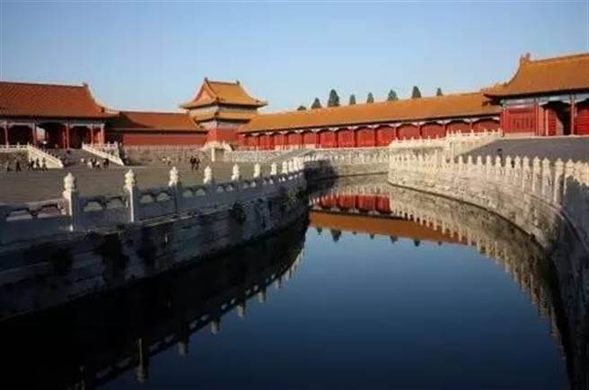 故宫通过院排水沟道，先排入地下暗沟，最后汇流于内金水河。