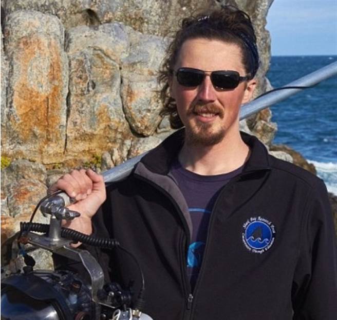 珀近拍大白鲨之后，你会发现大白鲨的双眸，是可爱的深紫色，再渐渐地变为深蓝色，那是它很致命的吸引力。