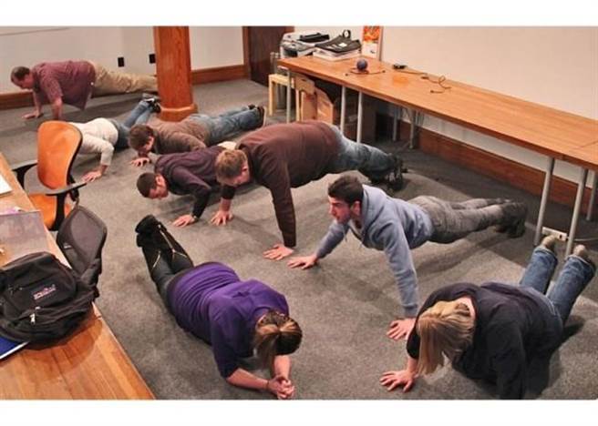 办公室内集体运动也是一种活动。