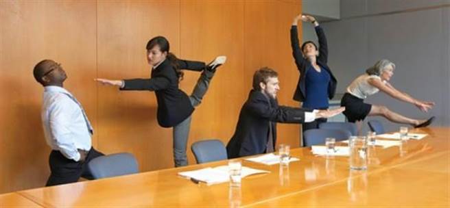 每个钟头离开座位走路5分钟，或利用午餐时间外出走路，总比没有运动来得好。