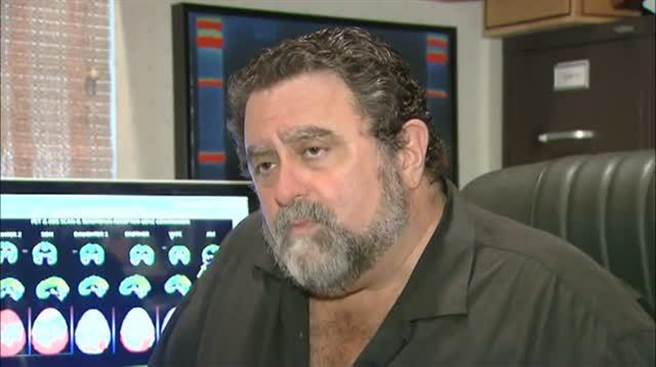 姆斯又替自己做了基因检测，结果发现，他不仅长了一个和杀人犯类似的大脑，还携带有与暴力精神变态行为相关的“战士基因”。