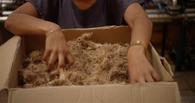 龙舌兰的芯被烤制研磨后，流出的汁液常被蒸馏制成龙舌兰酒，而剩余的纤维被金快活公司制成化肥发给农民，还有一些被当地手工艺者制成工艺品和纸