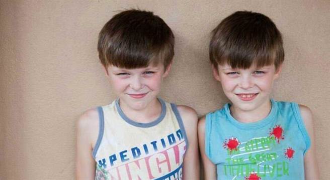 该小镇总共有6，600位居民，光是双胞胎就有700对。