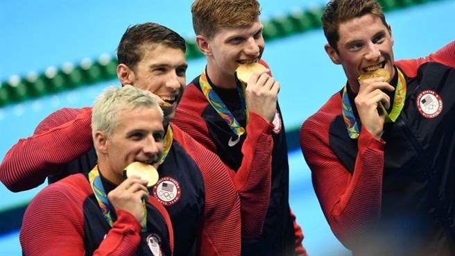 揭密运动员为何喜欢咬金牌 用意何在？