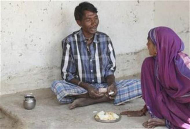 现在男子还将表演吃砖头作为主业，每次收取少量观看费。