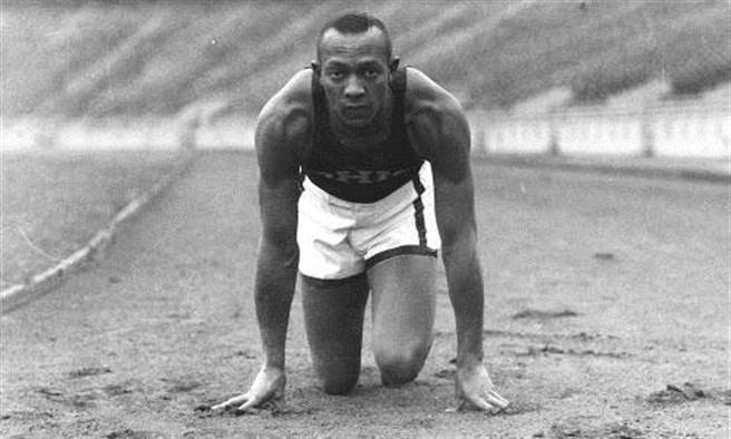 Jesse Owens 脚下是焚烧过的煤炭渣铺成的跑道。