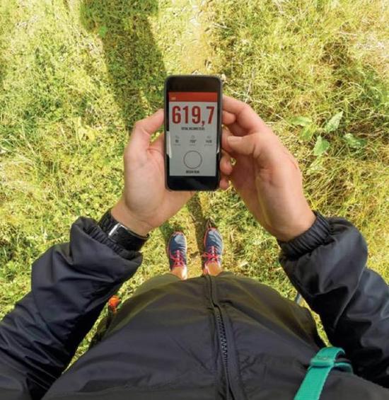 智能手机中健康类App的出现，从而能让研究者获取大量人群的数据。图片来自nature.com