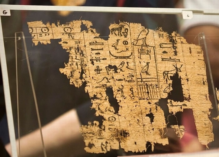 埃及开罗博物馆展出4500年前残片