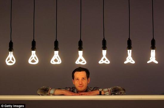 在普通材料中，光会与材料表面和内部的电子产生一系列反应。