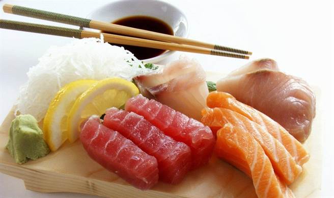 吃完生鱼片后感到不适？很有可能是这症状！