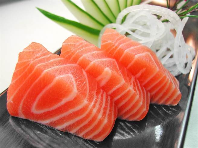 一名日本妇女进食三文鱼刺身后感到不适，检查后惊觉被一种可钻入胃壁的寄生虫入侵胃部及食道等部位