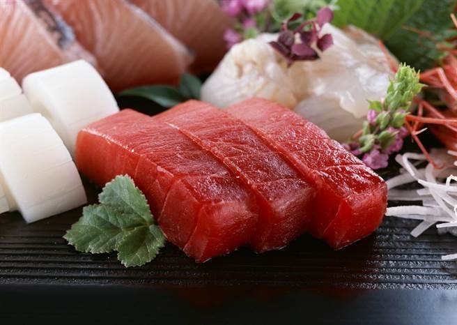 通常会伴随着现恶心、呕吐、抽筋及剧烈腹痛等情形，严重可引致过敏性休克