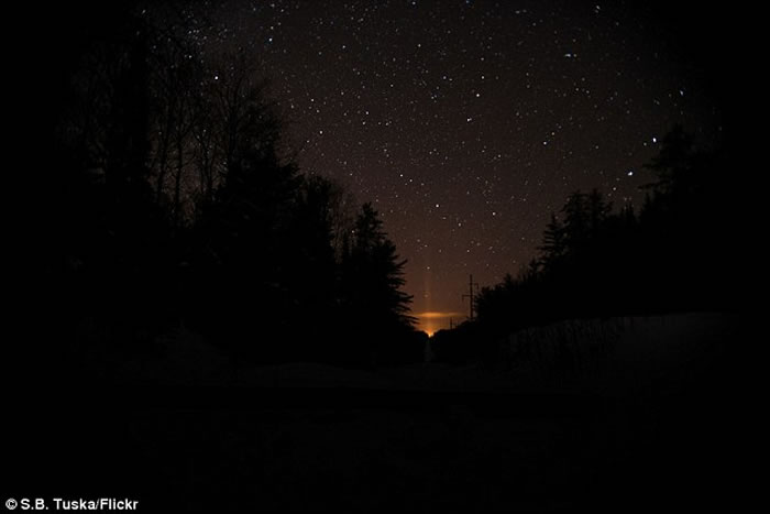 波尔丁之光：美国密西根州波尔丁国家森林公园传出神秘白色亮光