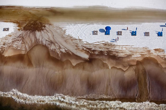 2010年“深水地平线”（Deepwater Horizo​​n）钻油井漏出的油覆盖了美国阿拉巴马州的奥兰治海滩（Orange Beac