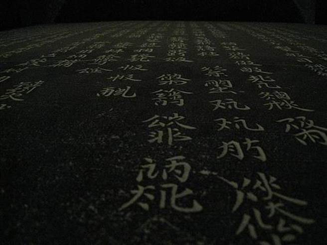 契丹文字其实源于中华文化，是耶律阿保机命人仿照汉字造的。