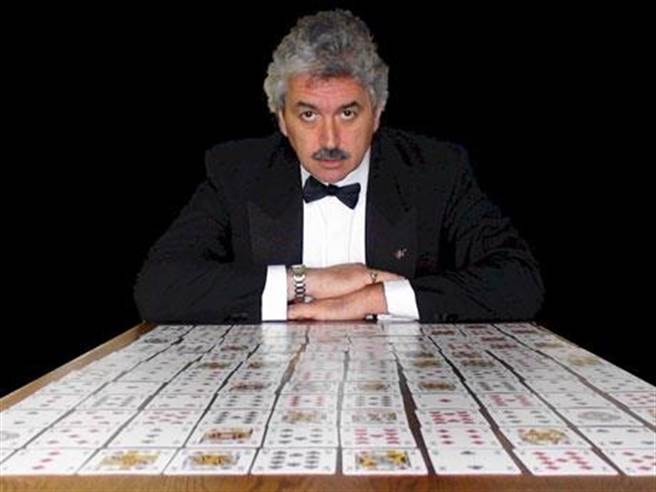 有人认为，大脑的极限是记住6副牌，而奥布莱恩竟然可以记忆54副牌。