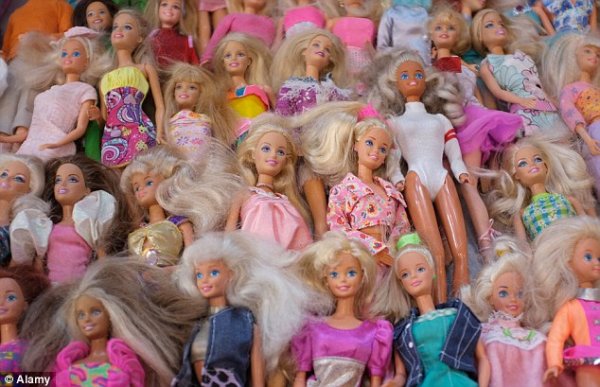 纤瘦体形的芭比娃娃会引发女孩对自我身材的不满