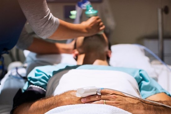 躺在医院病床上的患者。 图片来源：Sam Edwards/Caiaimage