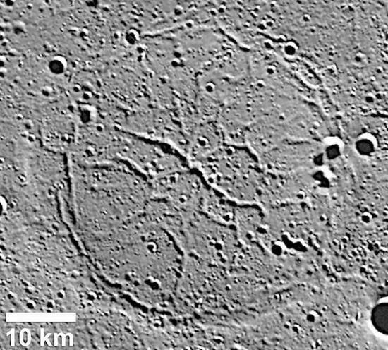 图中所示是水星歌德陨坑中的纹脊结构，目前科学家最新研究分析了水星的形成过程。
