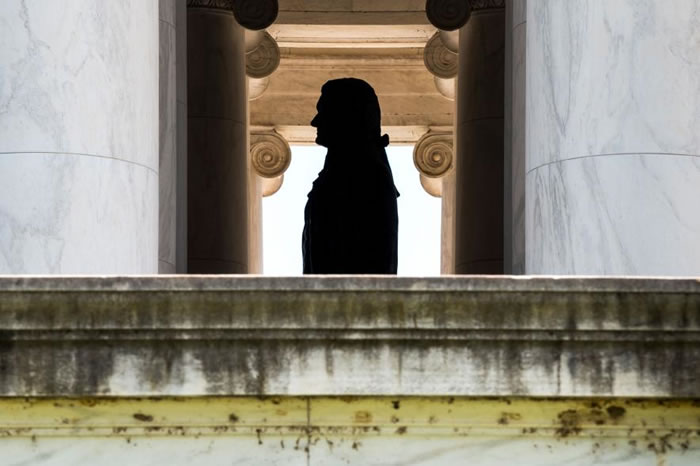 2016年八月，华府杰佛逊纪念馆上的生物膜黑斑。 PHOTOGRAPH BY JIM LO SCALZO， EPA/REDUX