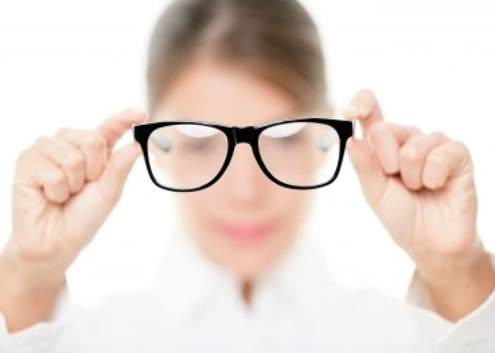 研究指出近视的人倾向比较聪明及拥有更高的教育水平。