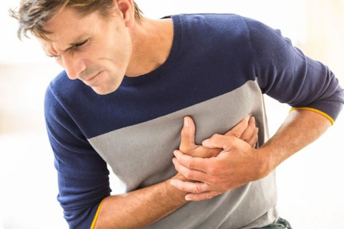 心情欠佳下做剧烈运动，增加心脏病发作的风险。