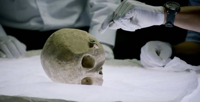 这颗颅骨内卡着一支箭镞，可能是秦始皇其中一位儿子在父亲死后的夺权政争中被谋杀。 PHOTOGRAPH BY BROOK LAPPING PRODUCTIONS