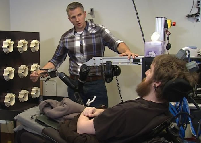 科普兰（前）与研究人员正准备进行实验。