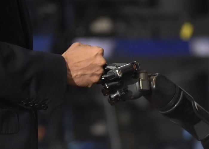 透过思想控制的机械手臂，能使瘫痪者重拾触碰的感觉。