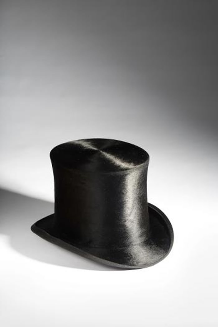 自1730年代开始，帽匠便使用汞来处理兔毛。图中这顶帽子制作于十九世纪，经过化验之后确认，这顶礼帽至今仍含有汞的成分。 PHOTOGRAPH BY RON WO