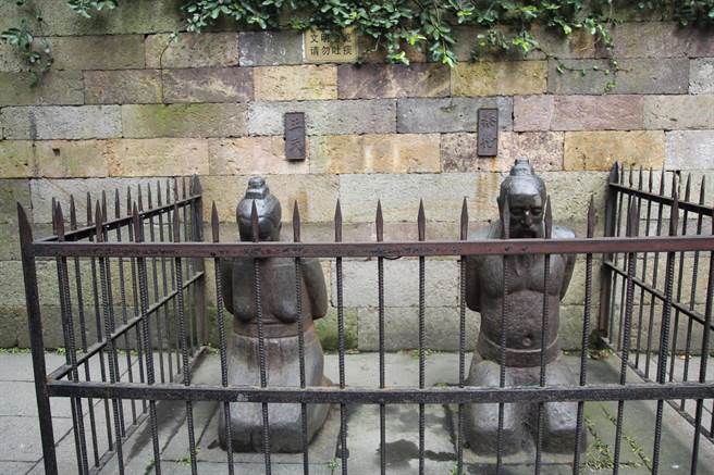 安徽岳飞庙前秦桧与王氏像