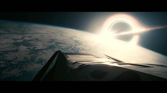 在相对论中，认为黑洞是一个密度大，体积小的天体。