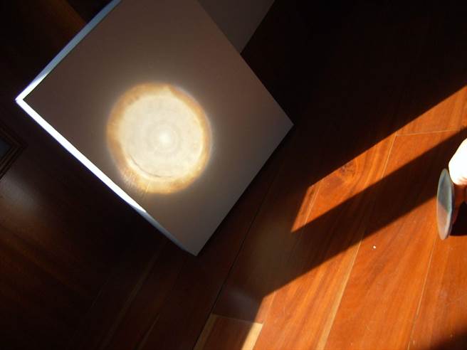 就好像光可以透过镜子，把背面的花纹字迹反射出来似的。