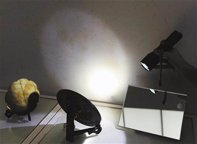 虽然这种凹凸起伏甚小，肉眼不能察见，但在反射时，却能够显现出来。