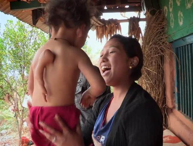 阿鲁姆（左）背部的手影响他入睡。