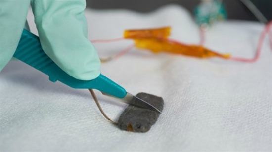 研究制造出能在半干燥状态下自愈的新材料。图片来源：geek.com