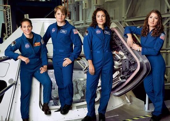 （NASA女宇航员 其身后为猎户座飞船）