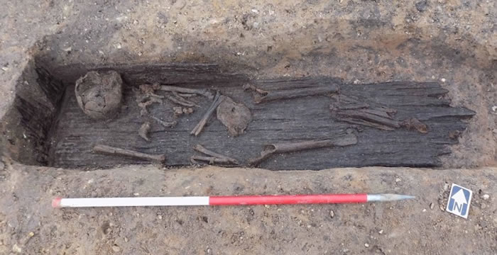 骸骨保存完好。