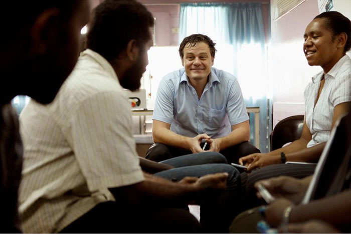 肯道尔和他学生在巴布亚新几内亚的莫勒斯比港医院（Port Moresby Hospital）谈话。 PHOTOGRAPH BY JULIAN KINGMA， R