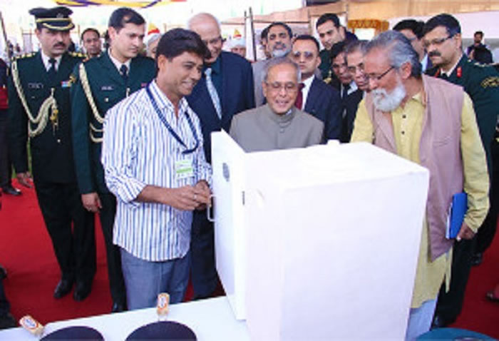 马苏克巴亥（左3）惊地震启发，开始发明不插电冰箱。