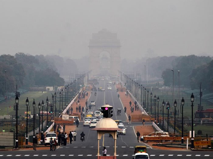 雾霾垄罩了新德里著名的地标──印度门（India Gate）。 PHOTOGRAPH BY ALTAF QADRI， AP
