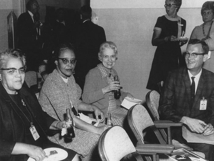 桃樂斯．范恩（Dorothy Vaughan，左一）在朗利研究中心的計算部門工作，這個部門位於離中心較遠的西側建築。之後她被拔擢為部門主管，成為美國國家航空諮詢