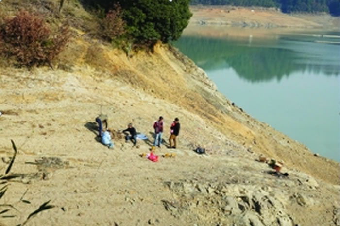 古生物学家发现大量海绵化石的安吉赋石水库岸边