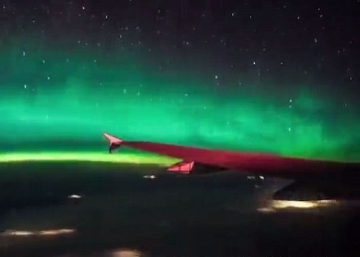 飞机乘客遇奇景 加拿大上空看北极光