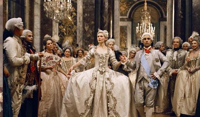 戴假发变成了欧洲贵族的一种时尚。