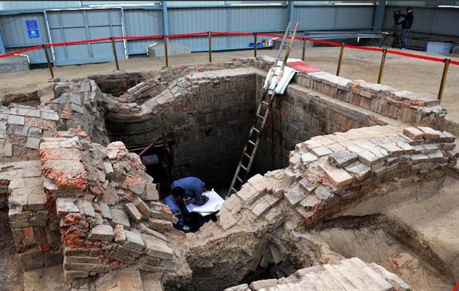 隋旧臣和唐高宗李渊，都曾改迁移其墓葬，几经迁移最后葬在了扬州曹庄。