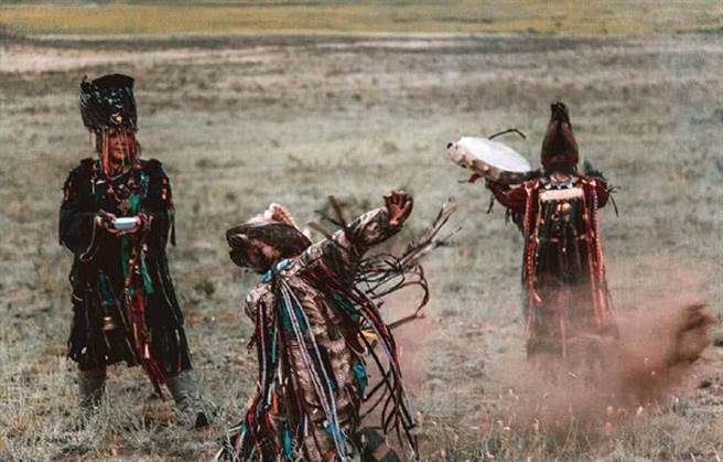 现在有证据表明，萨满教是从美洲横跨散布到亚洲。