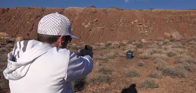 他们将套上防弹衣的水桶，当作射击对象。