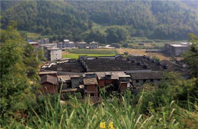 船头指向北方，正是清廷所在的方向。